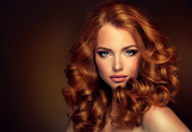 Curled saçlı kadın