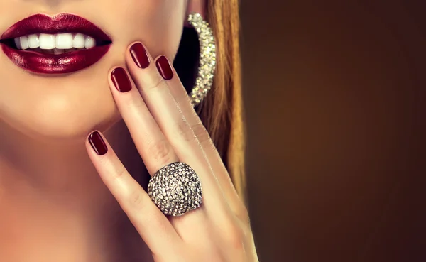 Vrouw met paars manicure — Stockfoto