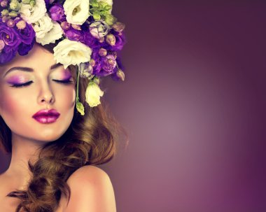 Uzun saçlı güzel bir kadın.