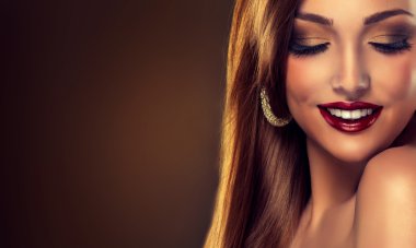 Güzel bir kadınla glamour makyaj