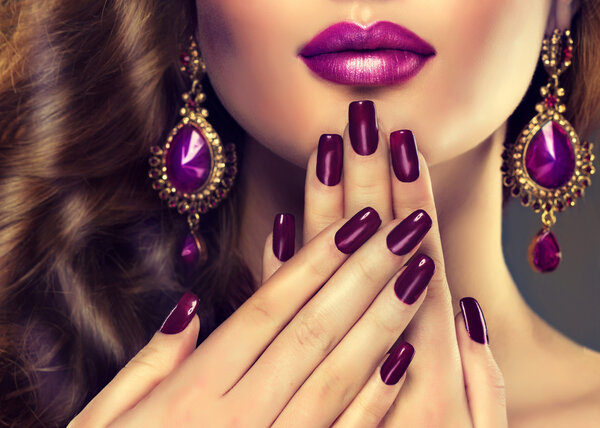 Cara femenina con manicura púrpura — Foto de Stock