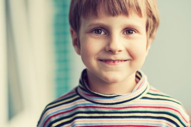 neşeli küçük çocuk