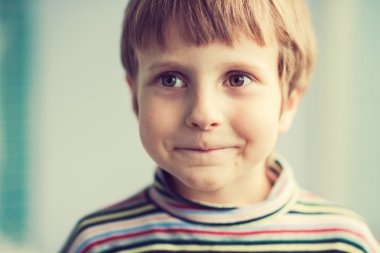 neşeli küçük çocuk