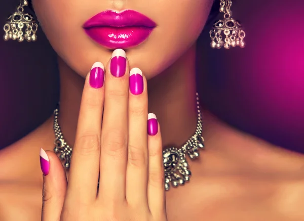 Rosto feminino com manicure roxo — Fotografia de Stock