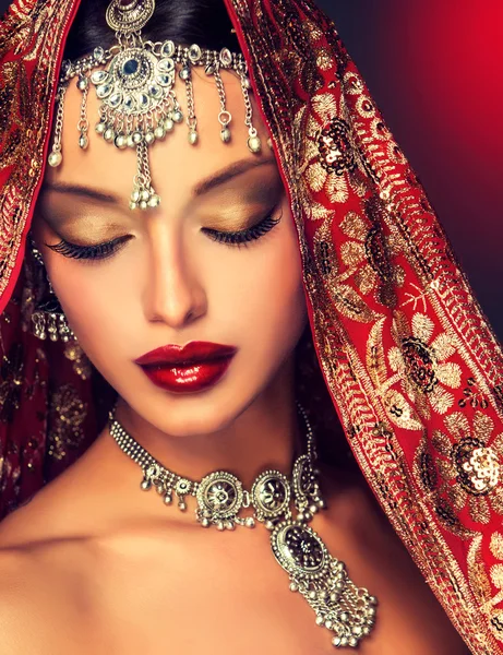 Indiase vrouw portret met sieraden — Stockfoto