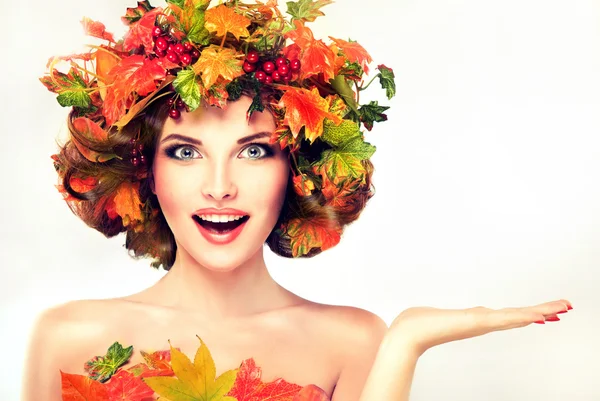 秋天的树叶花环的女孩 — 图库照片
