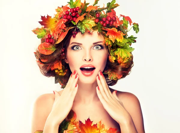 Menina com coroa de outono de folhas — Fotografia de Stock
