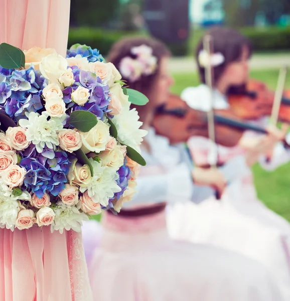 Bloemen huwelijksboog — Stockfoto