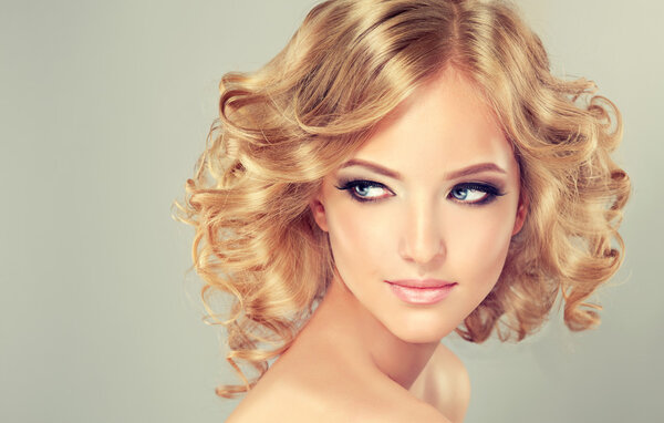 блондинка с загнутыми волосами
