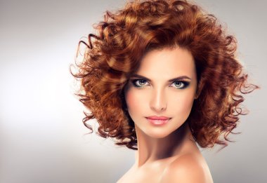 Kızıl saçlı kadın makyaj ile