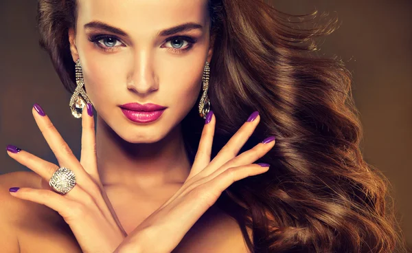 Giovane donna con manicure viola — Foto Stock