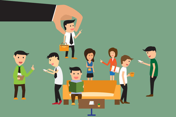 Деловая рука, подбирающая избранного человека из группы деловых людей
