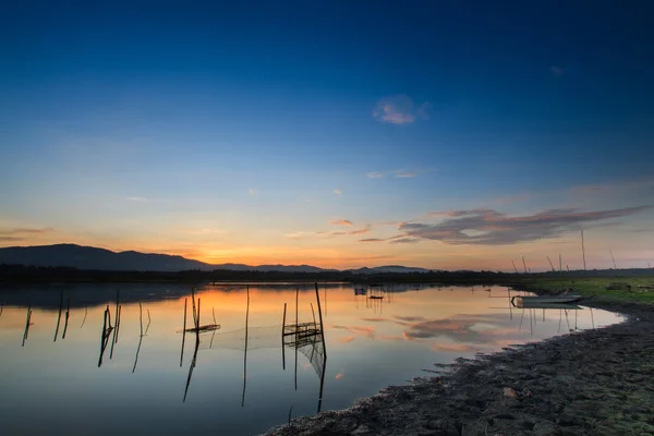 Lake with beautiful dawn light background . — стоковое фото