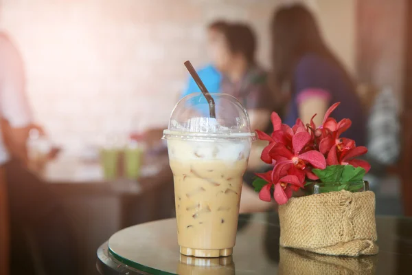 Eiskaffee im Café mit Geschäftsleuten verschwimmt im Hintergrund — Stockfoto