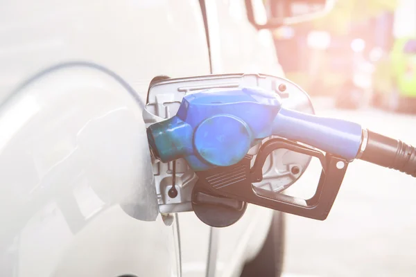 Boquilla de combustible para recargar combustible en el coche en la gasolinera . — Foto de Stock