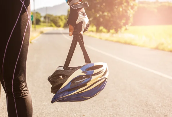 Hombre sosteniendo cascos de bicicleta prepararse para el ciclismo . — Foto de Stock