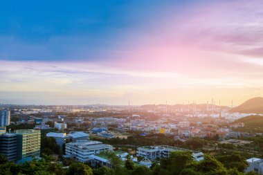 petrol rafinerisi ile cityscape güzel günbatımı zemin üzerine.