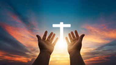 İnsan elleri avuçlarını açıp ibadete başlar. Tanrı, Katolik Paskalya Paskalya Paskalya Perhizi dualarına yardım etsin. Hıristiyan Dini kavramı geçmişi. Tanrı için savaşmak ve zafer.