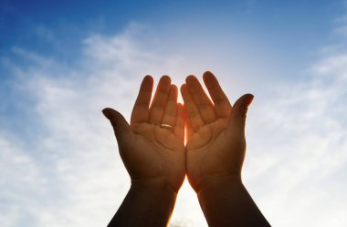 İnsan elleri avuçlarını açıp ibadete başlar. Tanrı, Katolik Paskalya Paskalya Paskalya Perhizi dualarına yardım etsin. Hıristiyan Dini kavramı geçmişi. Tanrı için savaşmak ve zafer.