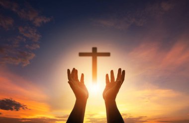 İnsan elleri avuçlarını açıp ibadete başlar. Tanrı, Katolik Paskalya Paskalya Paskalya Perhizi dualarına yardım etsin. Hıristiyan Dini kavramı geçmişi. Tanrı için savaşmak ve zafer.