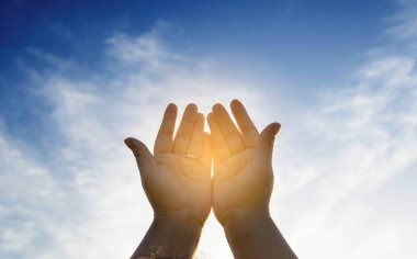 İnsan elleri avuçlarını açıp ibadete başlar. Tanrı, Katolik Paskalya Paskalya Paskalya Perhizi dualarına yardım etsin. Hıristiyan Dini kavramı geçmişi. Tanrı için savaşmak ve zafer.