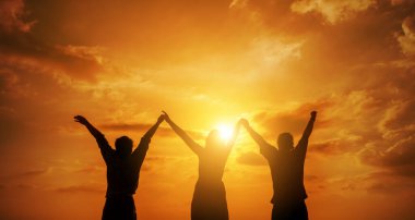 İnsan elleri avuçlarını açıp ibadete başlar. Tanrı, Katolik Paskalya Paskalya Paskalya Perhizi dualarına yardım etsin. Hıristiyan Dini kavramı geçmişi. Tanrı için savaşmak ve zafer.