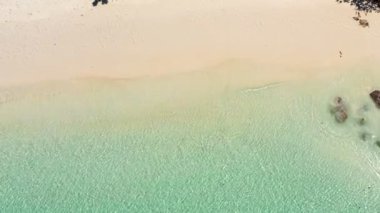 Aerial view okyanus dalgaları, sahil ve kayalık sahil şeridi ve güzel ormanın ikinci filmi. Myanmar Adası, Myanmar 'ın güneyindeki tropikal deniz ve adalar. Güzel turistik yerler.