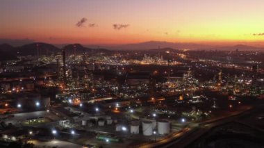 Hava görüntüsü B-roll hafif yağ terminali petrol ve petrokimyasal depolama için endüstriyel bir tesistir. Petrol üretim ürünleri. Elektrik santrali. Az ışık. Kamera b 'nin drone görüntüsü 4k..