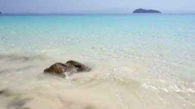 Myanmar Adası plaj okyanus dalgaları, güzel tropik plaj ve kayalık sahil şeridi ve güzel orman görüntüleri. Nga Khin Nyo Gyee Adası Myanmar. Güney Myanmar 'daki tropikal deniz ve adalar