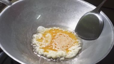 Kamera 4k 'yi gösteriyor. Tavada Tayland usulü omlet pişirmek gibi. ev yemeği.