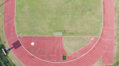 B görüntüsü, yeşil çim tarlalarının üzerinde uçan hava aracı görüntüsünü gösteriyor. futbol ya da futbol sahaları.