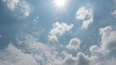 Gökyüzü ile hareketli bulutlar inşa etmek. Kabarık kabarık beyaz bulutlar gökyüzü zaman atlaması. Yavaş hareket eden bulutlar. B Roll Görüntü Bulutlu zaman çizelgesi bulutlu. Görüntüler 4K zamanına ait. arka plan Hıristiyan kavramı.