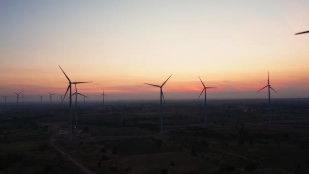 映像省エネルギー世界の風力タービンの空中ビューのBロール 日没の空中撮影 ドローン映像は美しい雲と日の出時の風力タービン 地球温暖化の概念とグリーンエネルギー — ストック動画