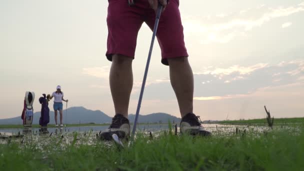 Çift Aşığının Birlikte Golf Oynadığı Görüntüler Golf Topunu Sahadan Sahaya — Stok video