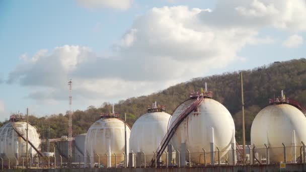 Filmagem Rolo Tanque Armazenamento Indústria Refinaria Petróleo Fábrica Gás Planta — Vídeo de Stock