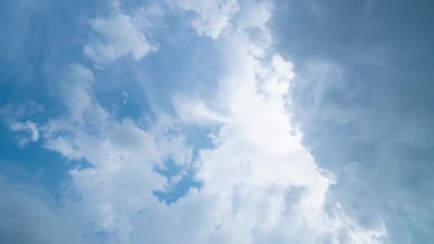 Construyendo Movimientos Nubes Con Cielo Nubes Blancas Esponjosas Hinchadas Cielo — Vídeos de Stock