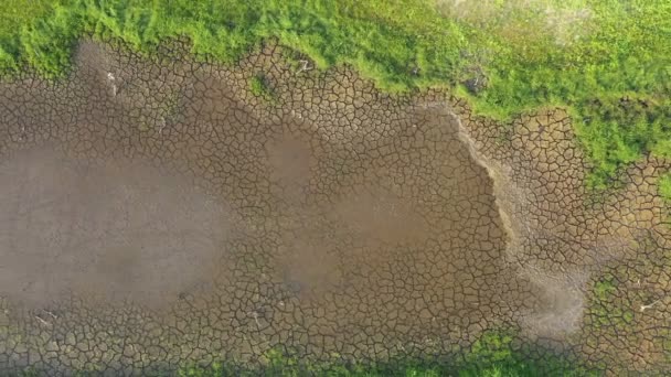 空撮映像気候変動の概念のBロール 乾燥した湖と気候変動を見下ろす空中飛行ドローン 地球温暖化による川の干ばつ 映像Bロールシーン4K — ストック動画