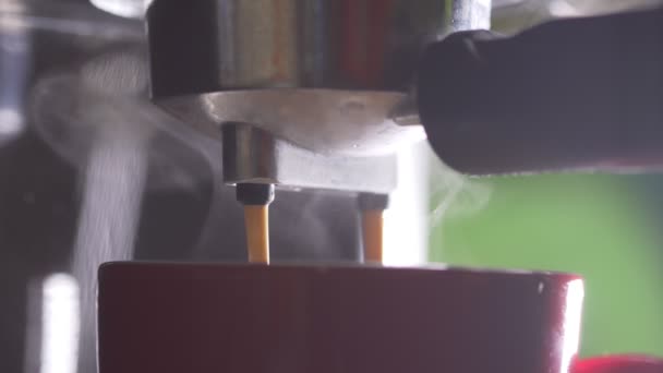 Касета Ролл Наповнює Кавовий Потік Машини Чашку Домашнє Приготування Гарячого — стокове відео