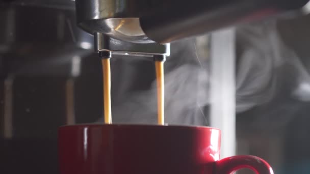 Filmación Rollo Verter Flujo Café Máquina Taza Hogar Haciendo Café — Vídeos de Stock