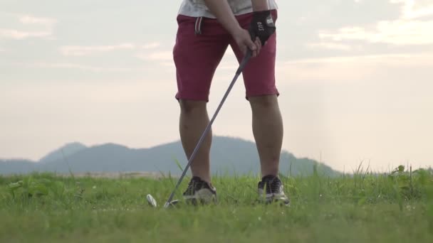 Ağır Çekim Çift Aşığının Birlikte Golf Oynadığı Görüntüler Golf Topunu — Stok video