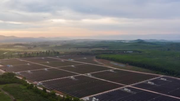 Footage Roll Aerial View Drohne Hyperlapse Timelapse Solarzellenfarm Bei Sonnenaufgang — Stockvideo