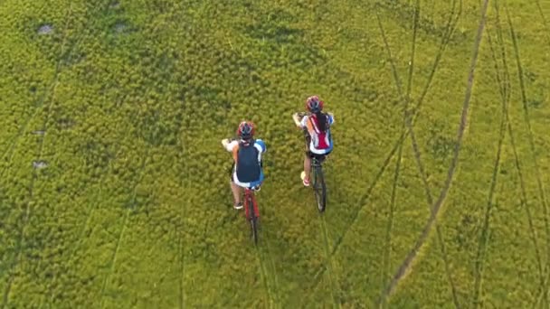 Filmagem Roll Vista Aérea Drone Rastreamento Jovens Pessoas Andando Bicicleta — Vídeo de Stock