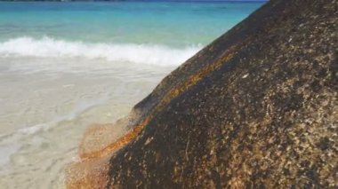 Myanmar Adası plaj okyanus dalgaları, güzel tropik plaj ve kayalık sahil şeridi ve güzel orman görüntüleri. Nga Khin Nyo Gyee Adası Myanmar. Güney Myanmar 'daki tropikal deniz ve adalar