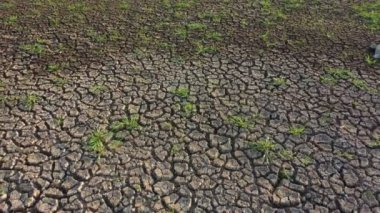 İklim değişikliği konseptinin hava görüntüsü B rulosu. Kuru göl ve iklim değişikliği üzerinde uçan sinek dronu. Nehrin kuraklığına küresel ısınma neden oldu. Kamera B, 4k sahnesi..