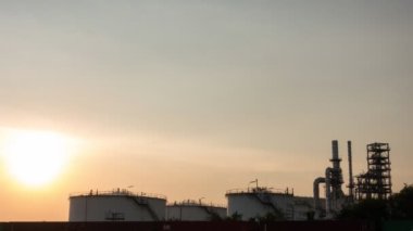 Zaman Hızı üretim rafinerisi petrol ve petrokimya depolama için endüstriyel bir tesistir. Petrol üretim ürünleri. Elektrik santrali. Zaman aşımı gününden Gece b 'ye video 4k.