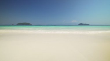 Myanmar Adası plaj okyanus dalgaları, güzel tropik plaj ve kayalık sahil şeridi ve güzel orman görüntüleri. Nga Khin Nyo Gyee Adası Myanmar. Güney Myanmar 'daki tropikal deniz ve adalar