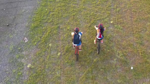 Filmagem Roll Vista Aérea Drone Rastreamento Jovens Pessoas Andando Bicicleta — Vídeo de Stock
