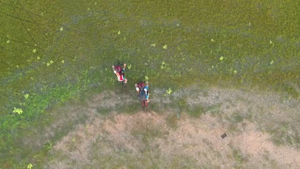 Beelden Roll Luchtfoto Drone Tracking Jongeren Mensen Rijden Een Fiets — Stockvideo