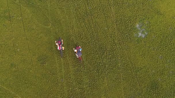 Beelden Roll Luchtfoto Drone Tracking Jongeren Mensen Rijden Een Fiets — Stockvideo