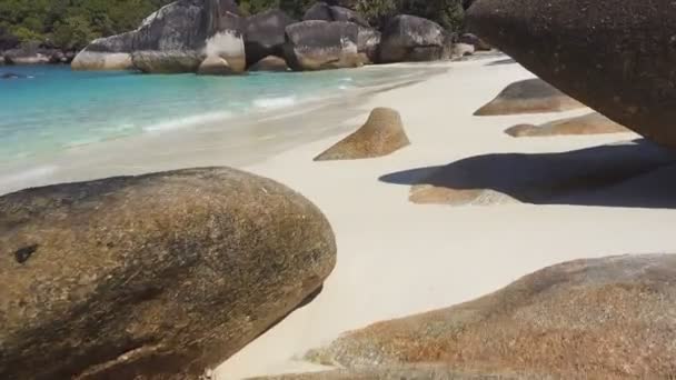 Bilder Rulle Myanmar Strand Havsvågor Vacker Tropisk Strand Och Stenig — Stockvideo